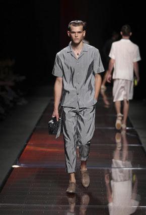 Louis Vuitton تكشف عن مجموعة ربيع صيف 2013 في دبي